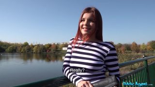 Openbare seks in het park. Russisch meisje met blauwe ogen