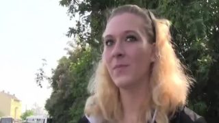 Lange magere meisjes geneukt in het openbaar