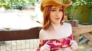 Russische schoonheid Scarlett Snow geneukt door haar vriendje met cowboyhoed op