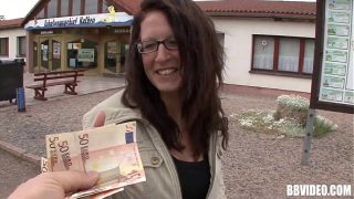 Rondborstige Duitse hoer wordt geneukt voor geld